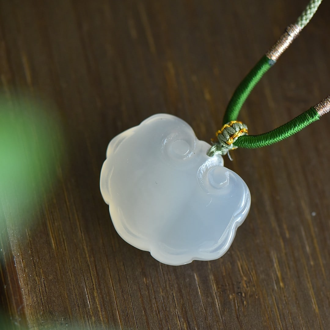 An Exquisite Jadeite Pendant - 3