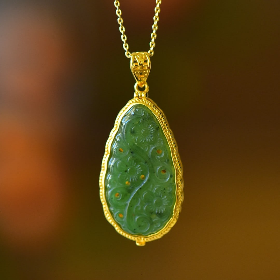 An Exquisite Sterling Silver-Gold Plated Inlaid Jasper Pendant: An Exquisite Sterling Silver-Gold Plated Inlaid Jasper Pendant 纯银镀金镶碧玉吊坠