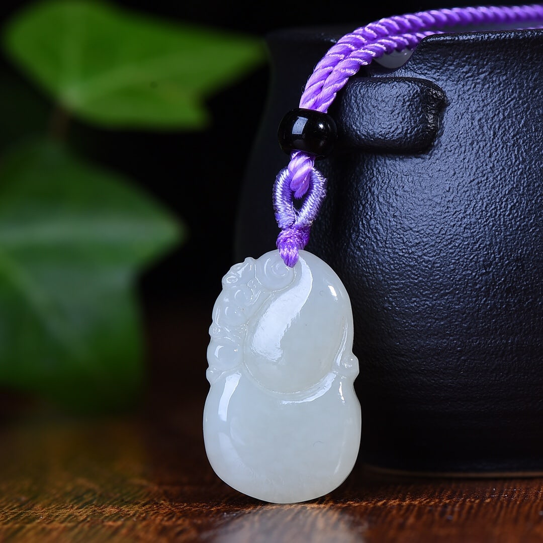 An Exquisite White Jade Auspicious Beast Pattern Gourd-Shaped Pendant: An Exquisite White Jade Auspicious Beast Pattern Gourd-Shaped Pendant,Size:0.7inx1.1in