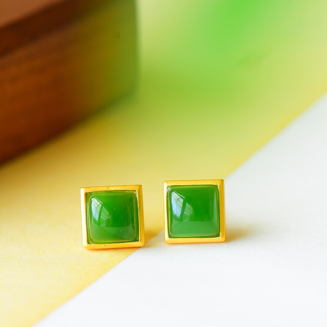 A Pair of Exquisite Sterling Silver-Gold Plated Inlaid Jasper Earrings: A Pair of Exquisite Sterling Silver-Gold Plated Inlaid Jasper Earrings,Size:0.4inx0.4in 一对纯银镀金镶碧玉耳钉