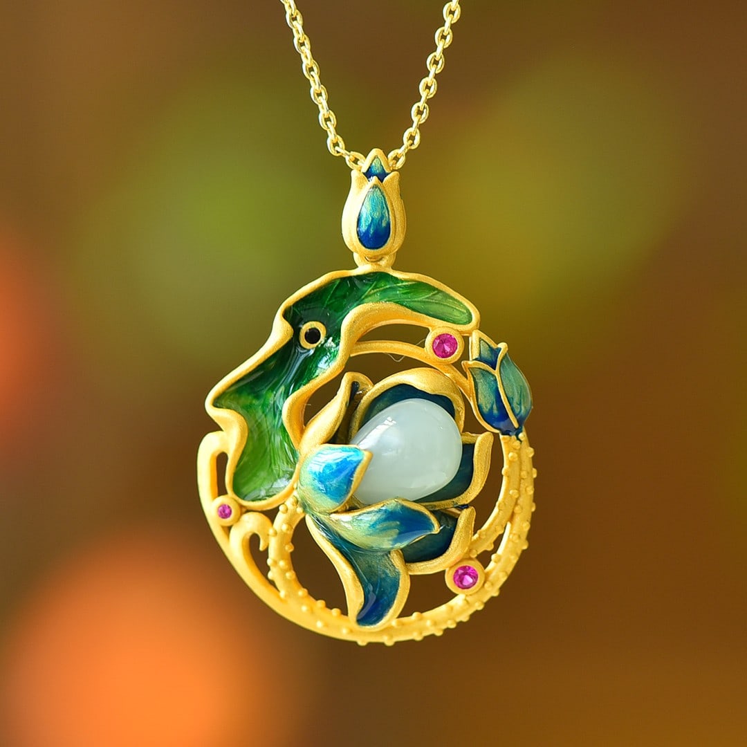 An Exquisite Sterling Silver-Gold Plated Inlaid White Jade Pendant: An Exquisite Sterling Silver-Gold Plated Inlaid White Jade Pendant,Size:0.3inx0.4in 纯银镀金镶白玉吊坠