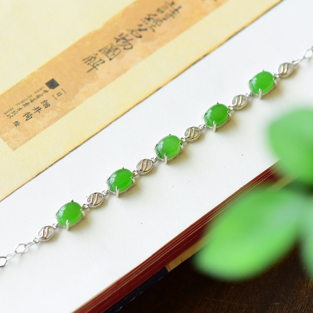 A Pair of Exquisite Sterling Silver Inlaid Jasper Bracelet: A Pair of Exquisite Sterling Silver Inlaid Jasper Bracelet,Size:0.2inx0.7in 纯银镶碧玉手链