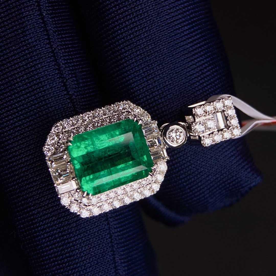 3.24Ctw Natural Emerald Tourmaline Necklace: 3.24Ctw Natural Emerald Tourmaline Necklace,Size:0.4inx0.3in 3.24Ctw天然祖母绿碧玺项链