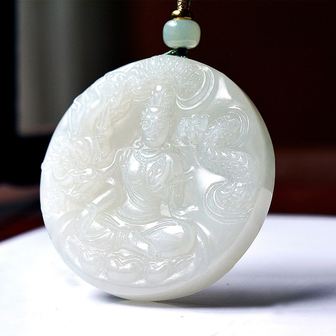 An Exquisite White Jade Statue of Avalokitesvara Pendant: An Exquisite White Jade Statue of Avalokitesvara Pendant,Size:2.1inx2.1in 白玉观音像挂件