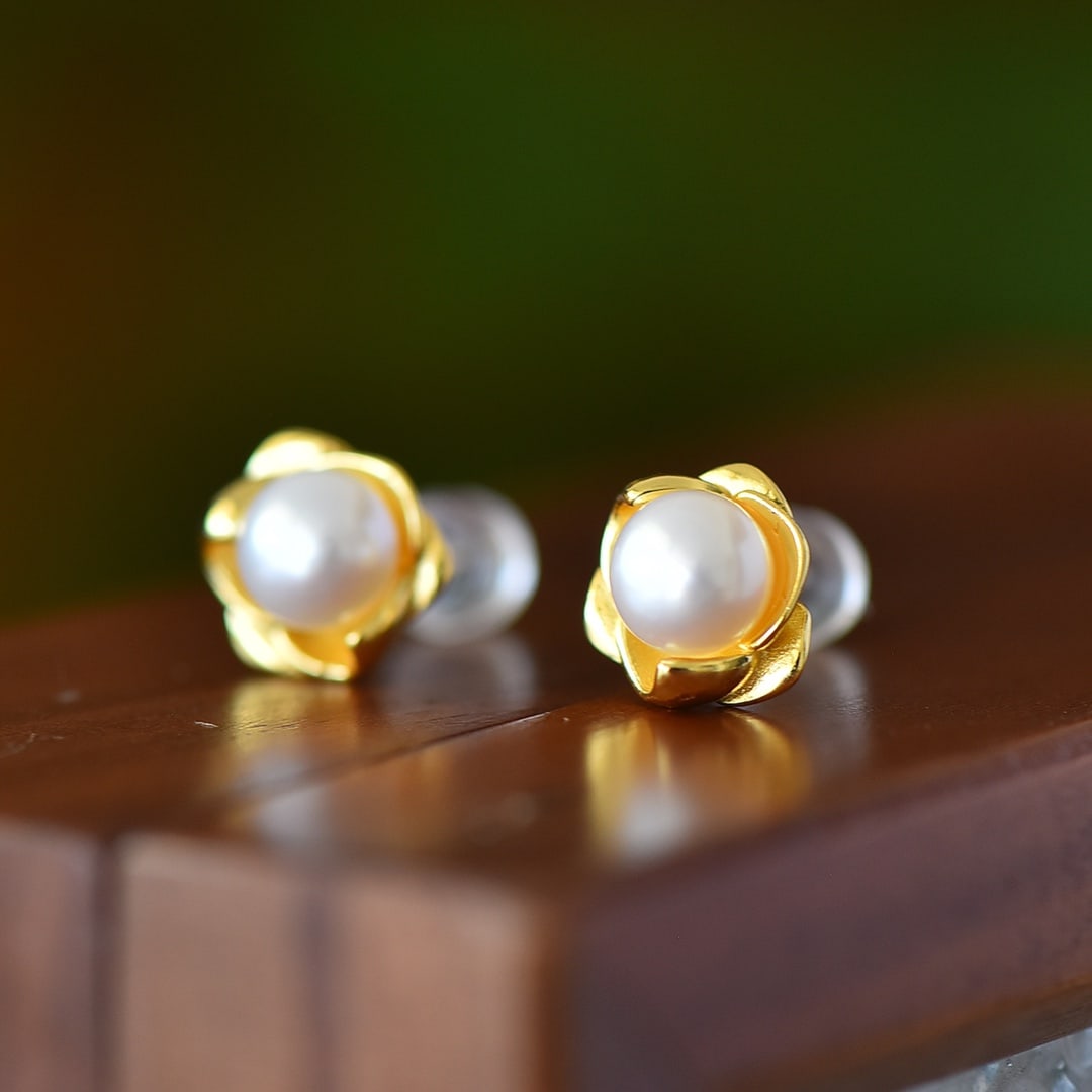 A Pair of Exquisite Sterling Silver-Gold Plated Inlaid Pearl Earrings: A Pair of Exquisite Sterling Silver-Gold Plated Inlaid Pearl Earrings,Size:0.2inx0.2in 一对纯银镀金镶珍珠耳钉