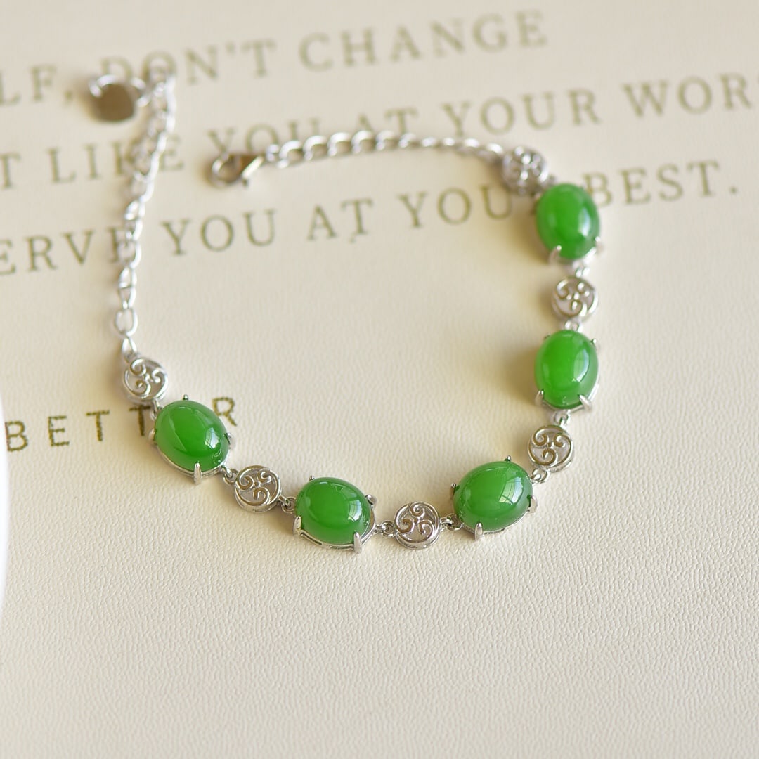 A Pair of Exquisite Sterling Silver Inlaid Jasper Bracelet: A Pair of Exquisite Sterling Silver Inlaid Jasper Bracelet,Size:0.3inx0.4in 纯银镶碧玉手链