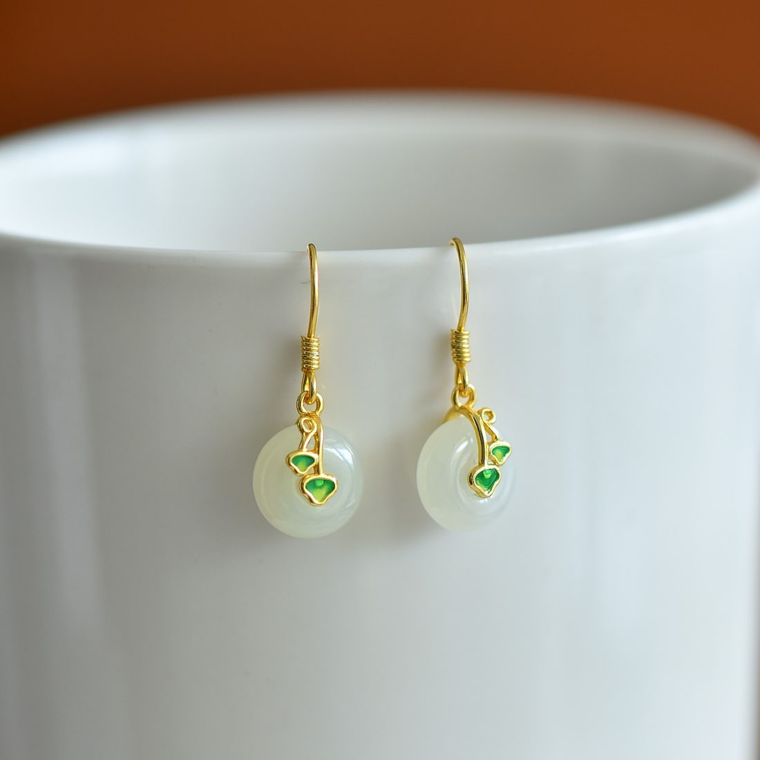 A Pair of Exquisite Sterling Silver-Gold Plated Inlaid White Jade Earrings,Inlaid Gems: A Pair of Exquisite Sterling Silver-Gold Plated Inlaid White Jade Earrings,Inlaid Gems,Size:0.4inx0.4in 