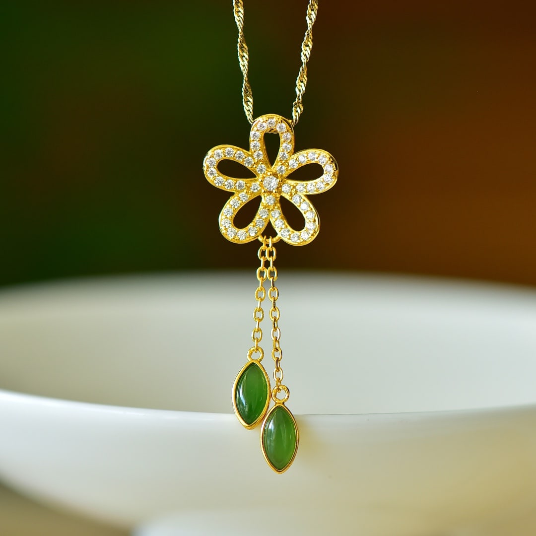 An Exquisite Sterling Silver-Gold Plated Inlaid Jasper Pendant,Inlaid Diamond: An Exquisite Sterling Silver-Gold Plated Inlaid Jasper Pendant,Inlaid Diamond,Size:0.2inx0.3in 纯银镀金镶碧玉项链,嵌钻石