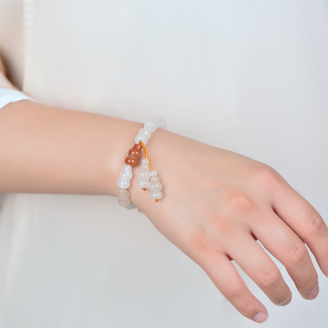 An Exquisite White Jade Gourd-Shaped Bracelets: An Exquisite White Jade Gourd-Shaped Bracelets,Size:0.3inx0.6in 白玉葫芦形形手串