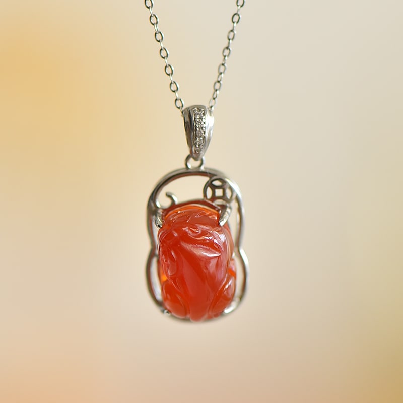 An Exquisite Sterling Silver Inlaid Agate Pendant: An Exquisite Sterling Silver Inlaid Agate Pendant,Size:0.4inx0.6in 纯银镶玛瑙吊坠