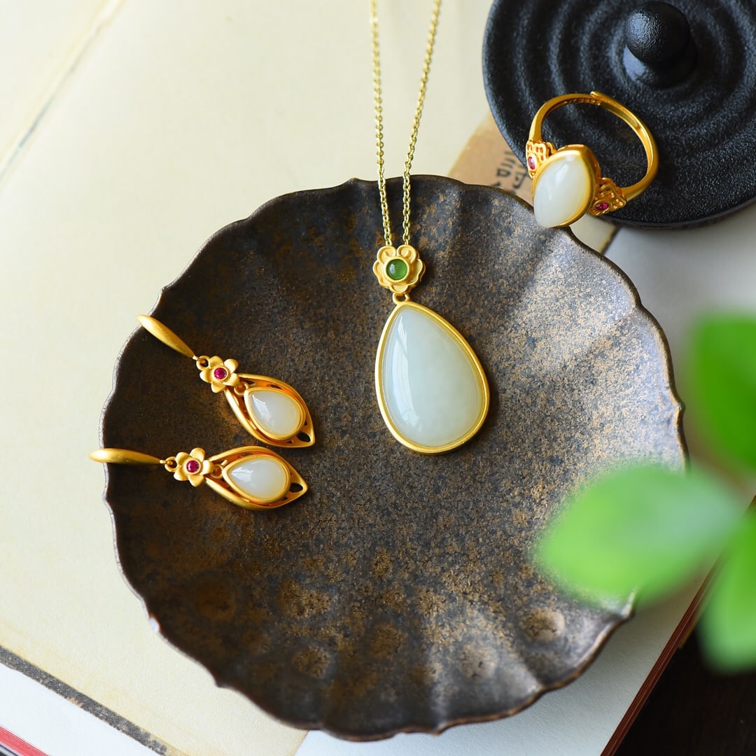 A Set of Fine Sterling Silver-Gold Plated Inlaid White Jade Jewelry: A Set of Fine Sterling Silver-Gold Plated Inlaid White Jade Jewelry,Size:(Necklace)0.7inx1.3in,(Ring)0.4inx0.7in,(Earring)0.4inx1.3in 