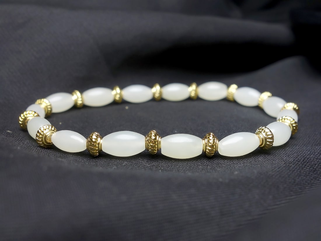An Exquisite White Jade Bracelets: An Exquisite White Jade Bracelets,Size:(bead)0.3in 白玉手链
