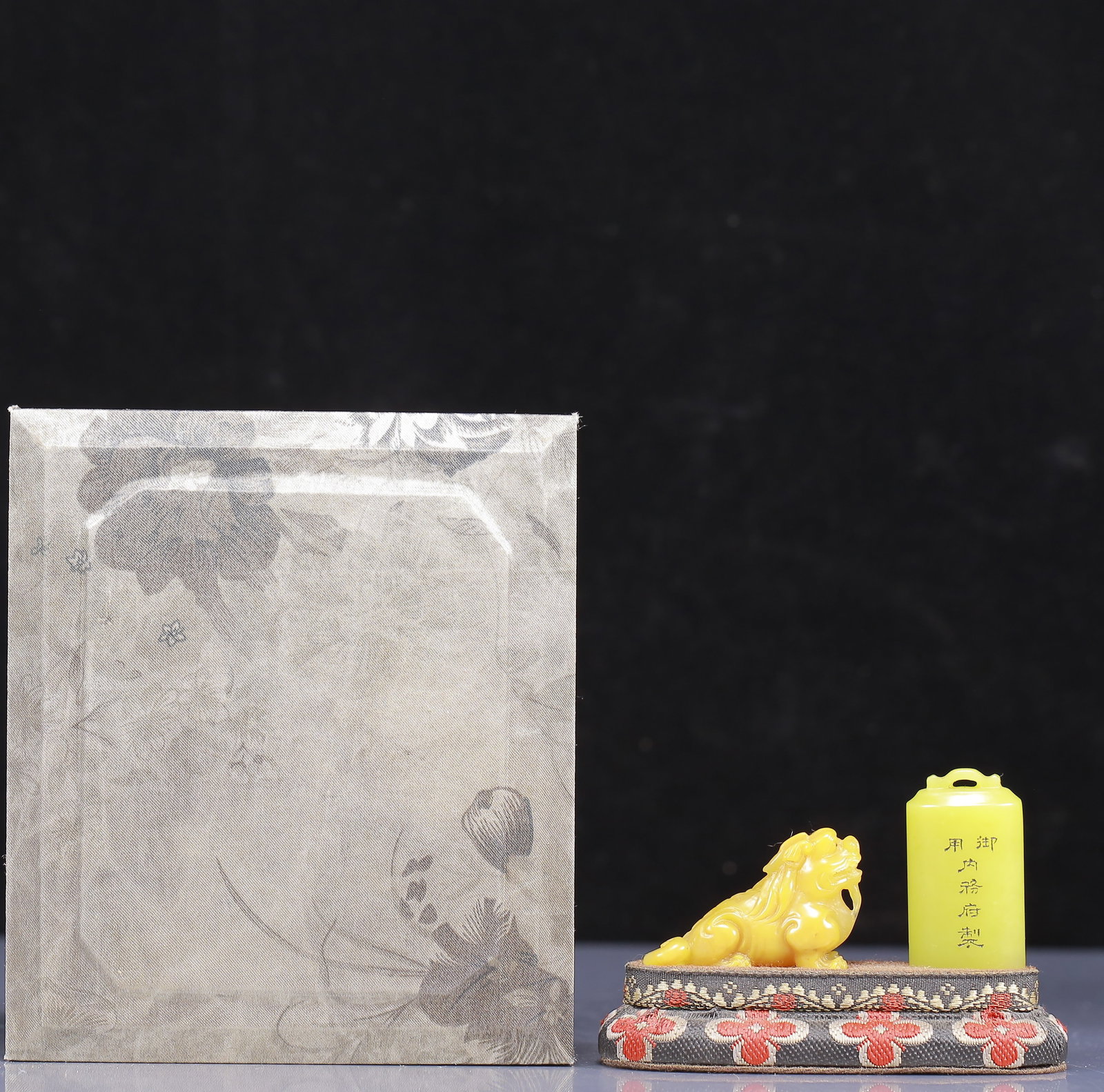 A Pair of Exquisite Tianhuang Stone Lion Pattern Seals: A Pair of Exquisite Tianhuang Stone Lion Pattern Seals,Qing Dynasty, China,Size:2inx0.8inx1.2in,Weight:70g 一对田黄石狮纹印章，清É