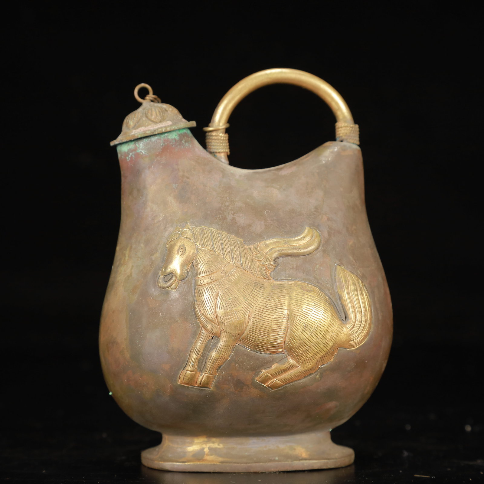 An Exquisite Gilt Bronze Horse Pattern Ewer: An Exquisite Gilt Bronze Horse Pattern Ewer,Tang Dynasty, China,Zhenguan Four-character Mark,Size:3.9inx6.7inx5.1in,Weight:300g 铜鎏金马纹提壶,中国