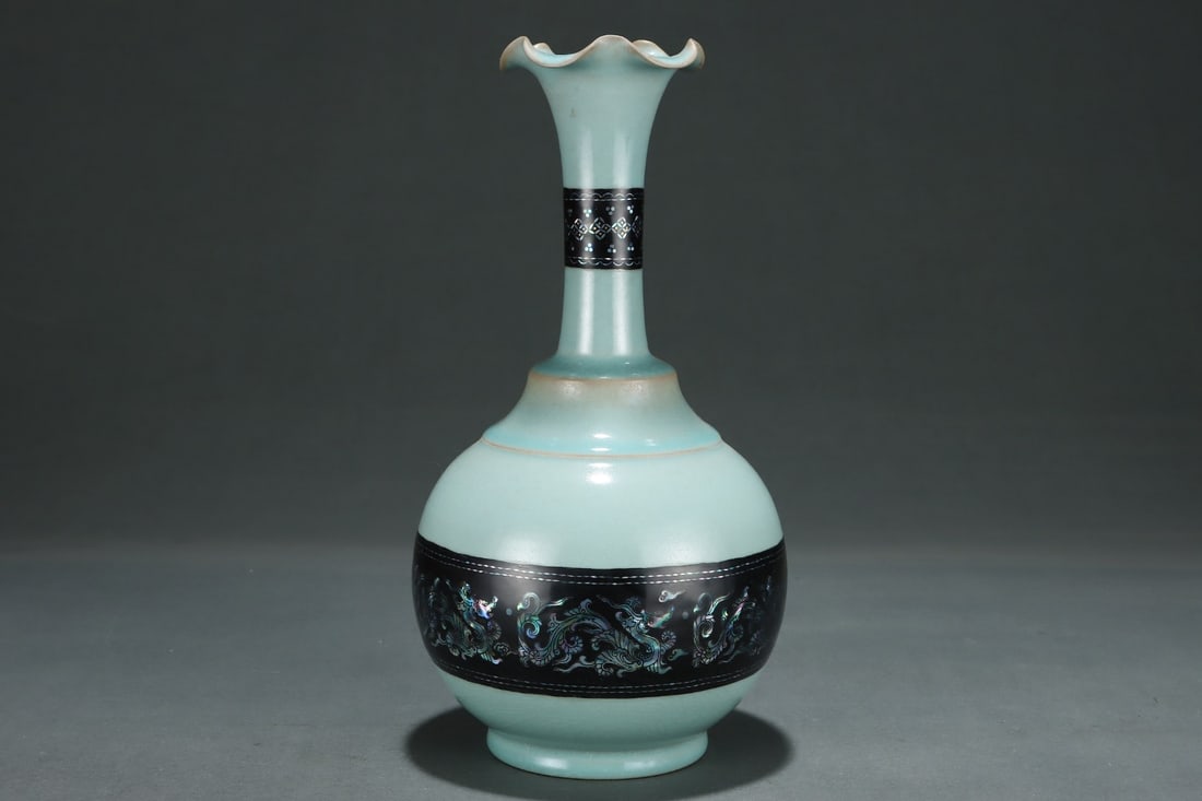 An Exquisite Ru yao Dragon Pattern Vase - 3