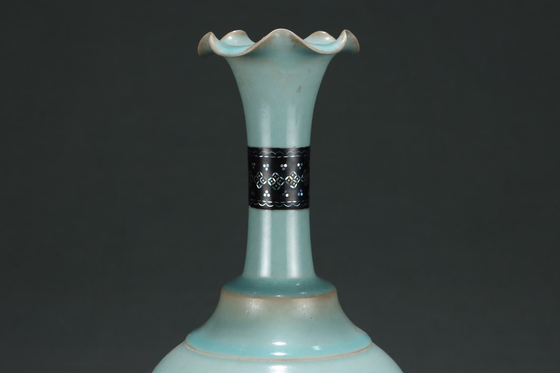 An Exquisite Ru yao Dragon Pattern Vase - 4