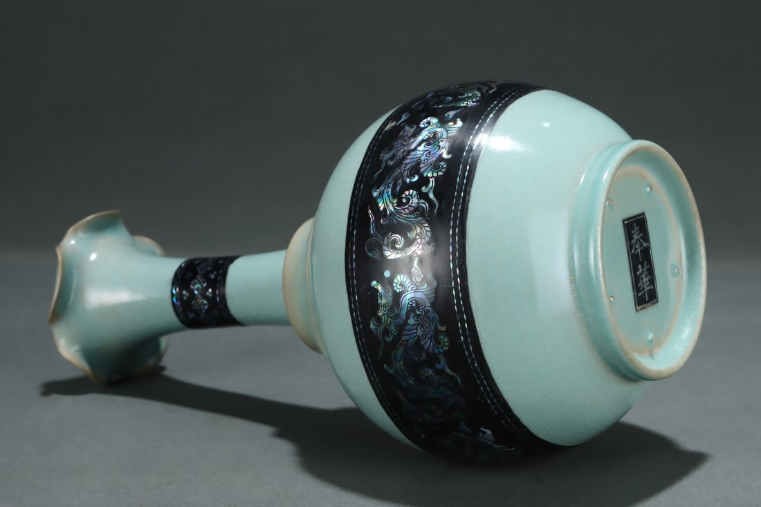 An Exquisite Ru yao Dragon Pattern Vase - 7
