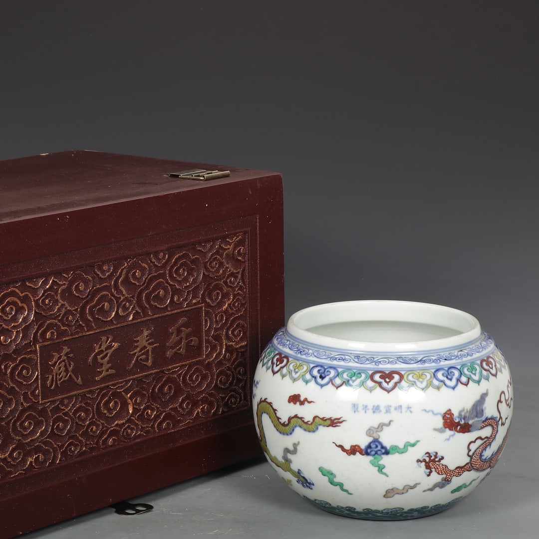 An Exquisite Blue and White Wucai Auspicious Cloud and Dragon Pattern Jar: An Exquisite Blue and White Wucai Auspicious Cloud and Dragon Pattern Jar,Ming Dynasty,China,Xuande Six-character Mark,Size:6.6inx9.1in 青花五彩祥云龙纹