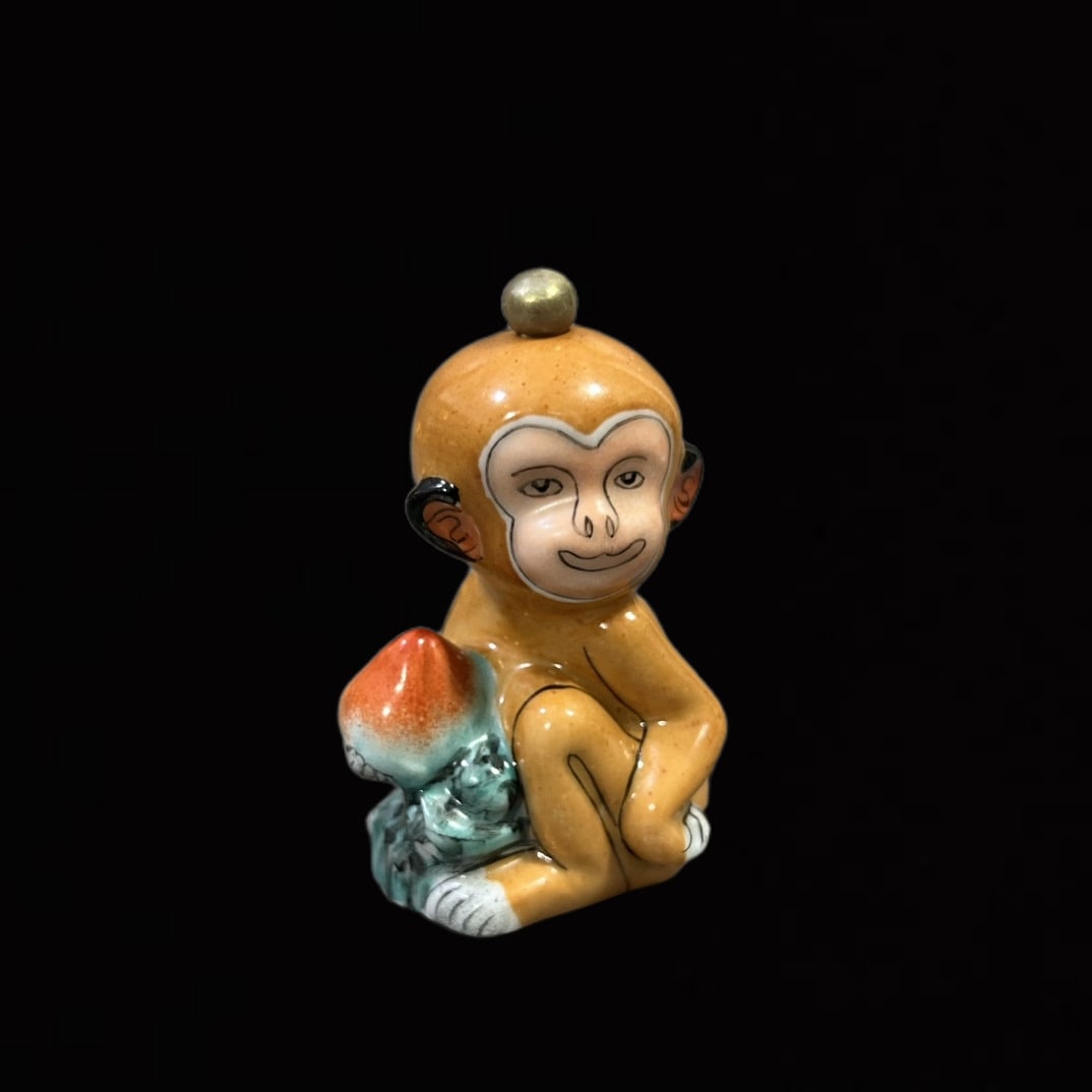 An Exquisite Famille-Rose Monkey Snuff Bottle: An Exquisite Famille-Rose Monkey Snuff Bottle,Qing Dynasty,China,Qianlong Four-character Mark,Size:2.7inx1.2in