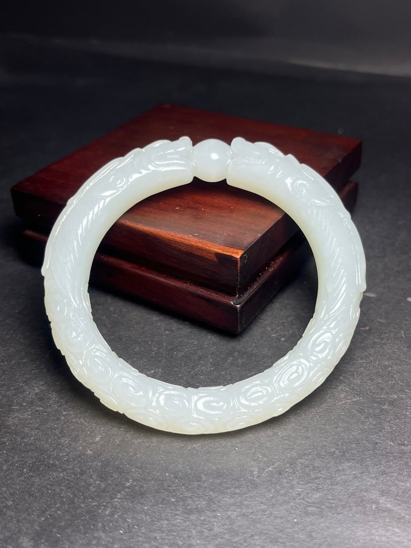 An Exquisite White Jade Dragon Pattern Bracelet: An Exquisite White Jade Dragon Pattern Bracelet,Qing Dynasty,China,Size:2.3in,Weight:62g 白玉龙纹手镯,中国清代