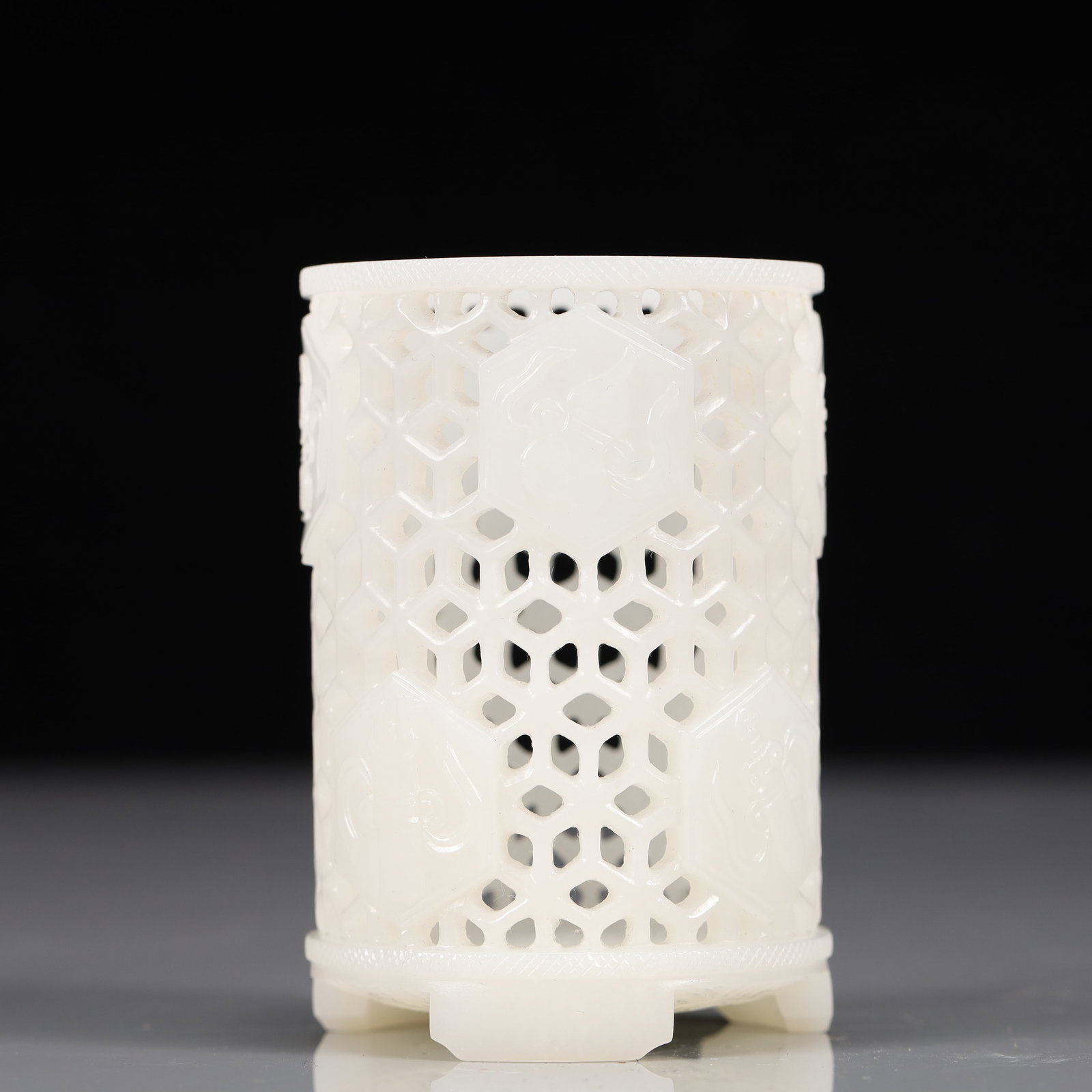 An Exquisite White Jade Gourd Pattern Brush Pot: An Exquisite White Jade Gourd Pattern Brush Pot, Qing Dynasty, China, With Mark, Size:2.2inx3.1in, Weight:126g 精美的白玉葫芦纹笔筒,中
