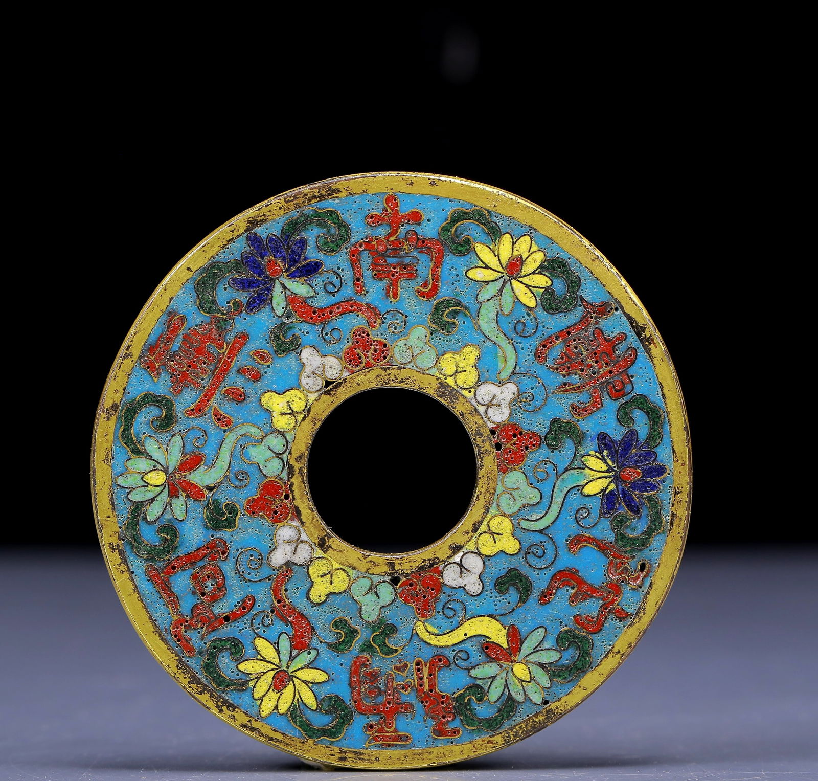 An Exquisite Cloisonne Flower Pattern Pendant: An Exquisite Cloisonne Flower Pattern Pendant,Qing Dynasty, China,Size:3.5in,Weight:165g 景泰蓝花卉纹挂件，清代