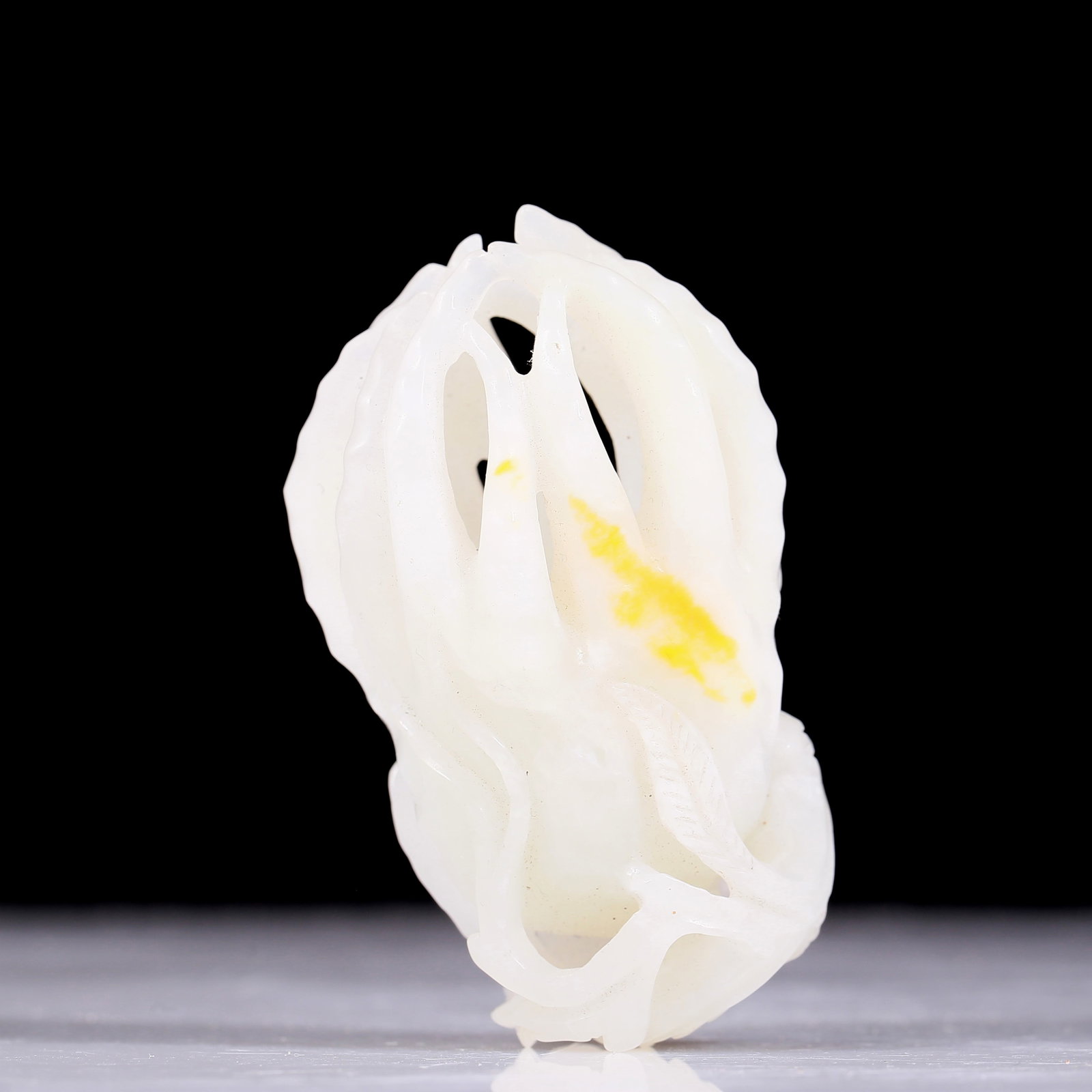 An exquisite white jade bergamot ornament: An exquisite white jade bergamot ornament, the jade shows delicate, warm and lustrous qualities. The craftsmanship is flawless, the design is exquisite, and the carvings are exquisite, showing