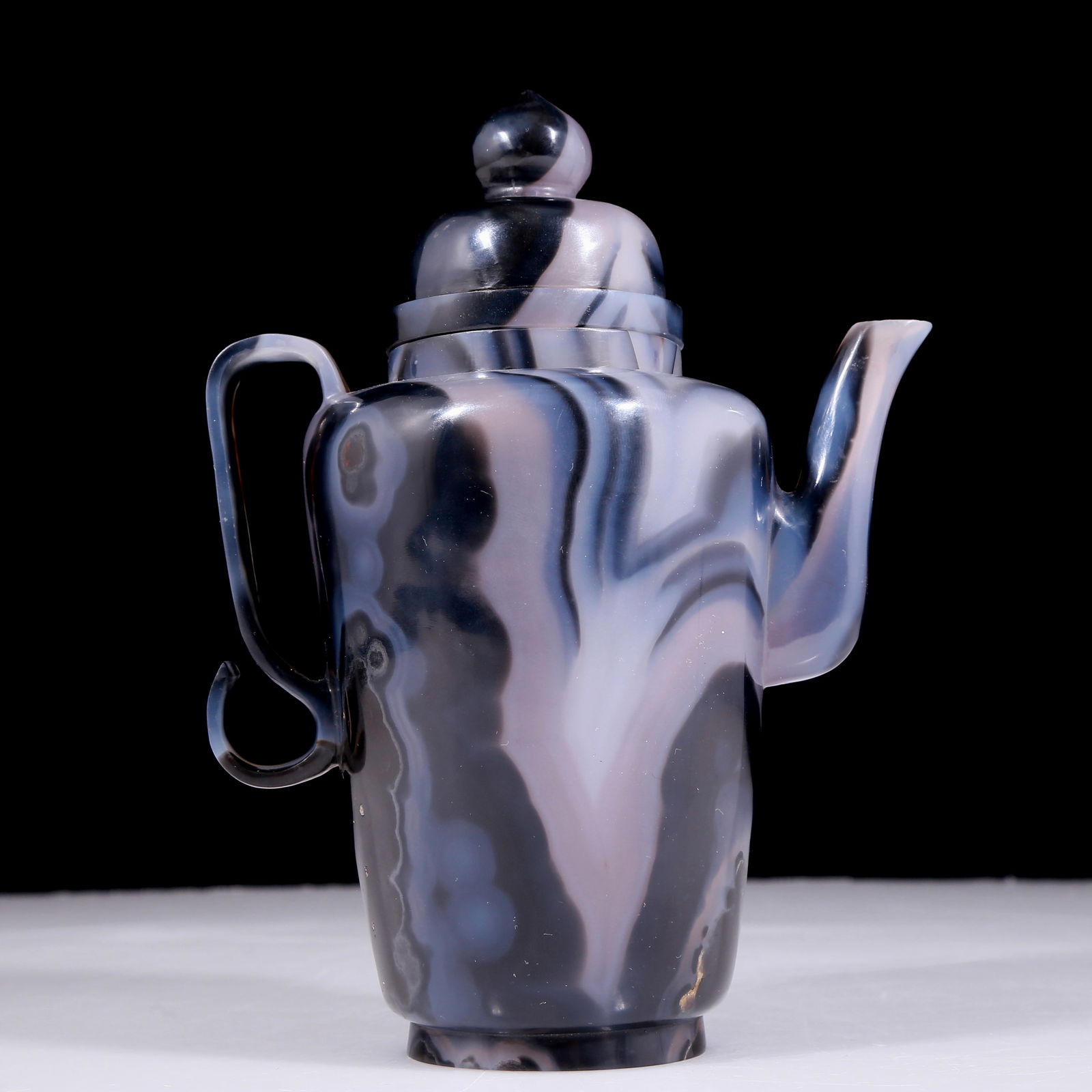 An exquisite agate ewer: An exquisite agate ewer, Qing Dynasty, China, Size: 5.3inx3.5inx7.3in Weight: 490g 玛瑙执壶，中国清代