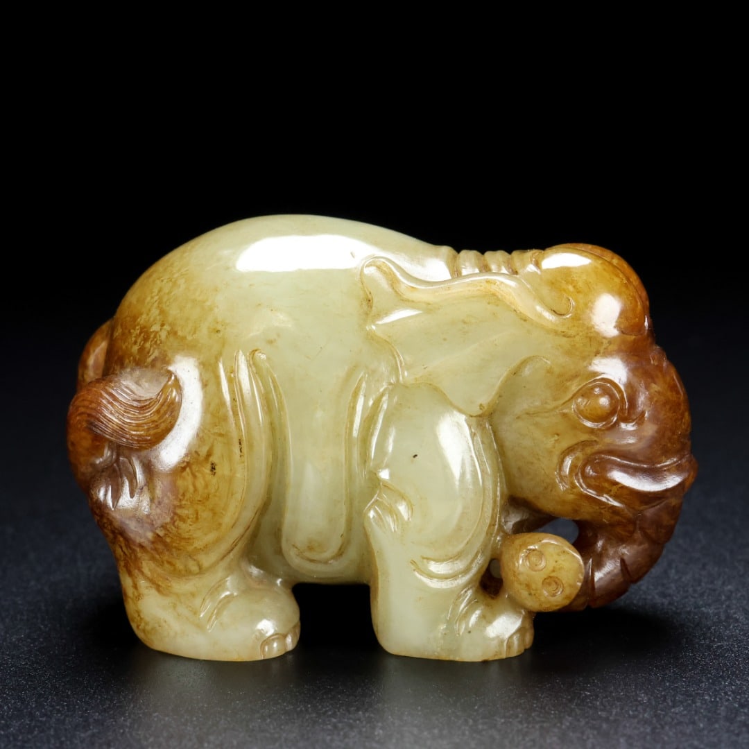 An Archaic Gaogu yu elephant Ornament: An Archaic Gaogu yu elephant Ornament,Ancient Time, China, Size:2.6inx1.4inx1.6in, Weight:158g 高古玉大象摆件,中国远古时期