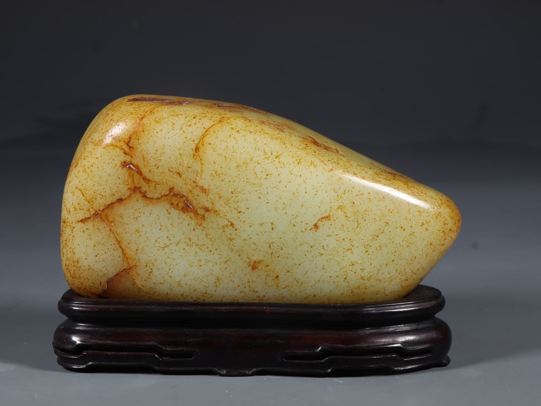 An Exquisite Seed Material Ornament: An Exquisite Seed Material Ornament,Qing Dynasty,China,Size:5.7inx2.2inx3.1in,Weight:1091g 籽料摆件,中国清代