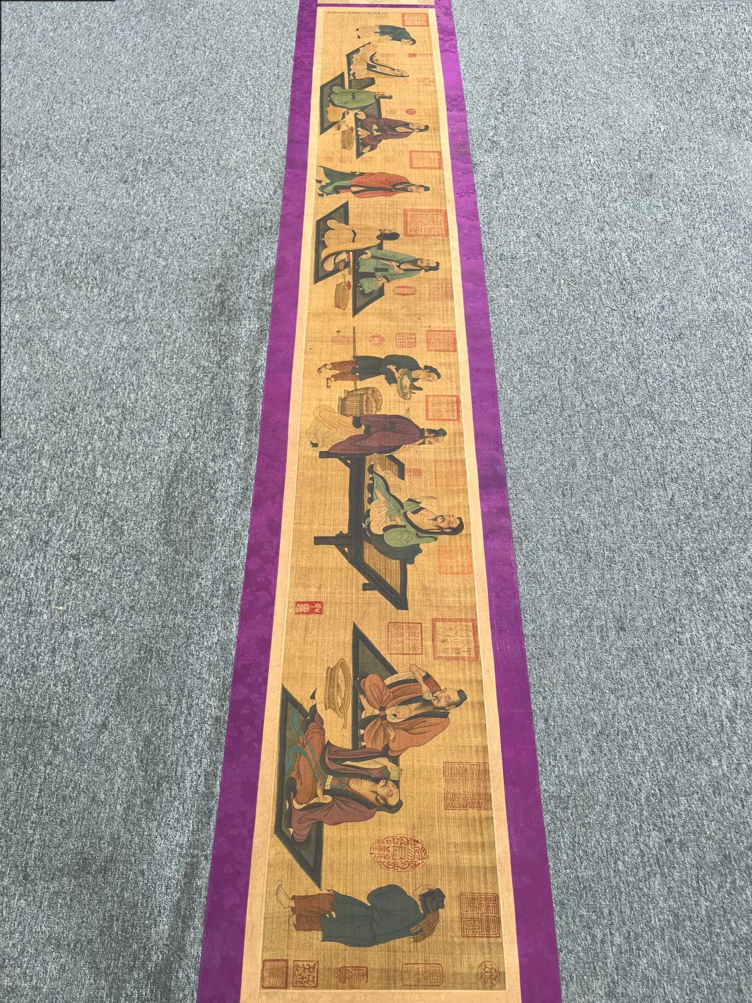 A Chinese Hand Scroll Ink Painting of Character and Story on Silk: A Chinese Hand Scroll Ink Painting of Character and Story on Silk,Liu Yong,Size:(entirety)19.1inx334.6in,(Without frame)12.9inx103.5in 一幅中国水墨绢本&