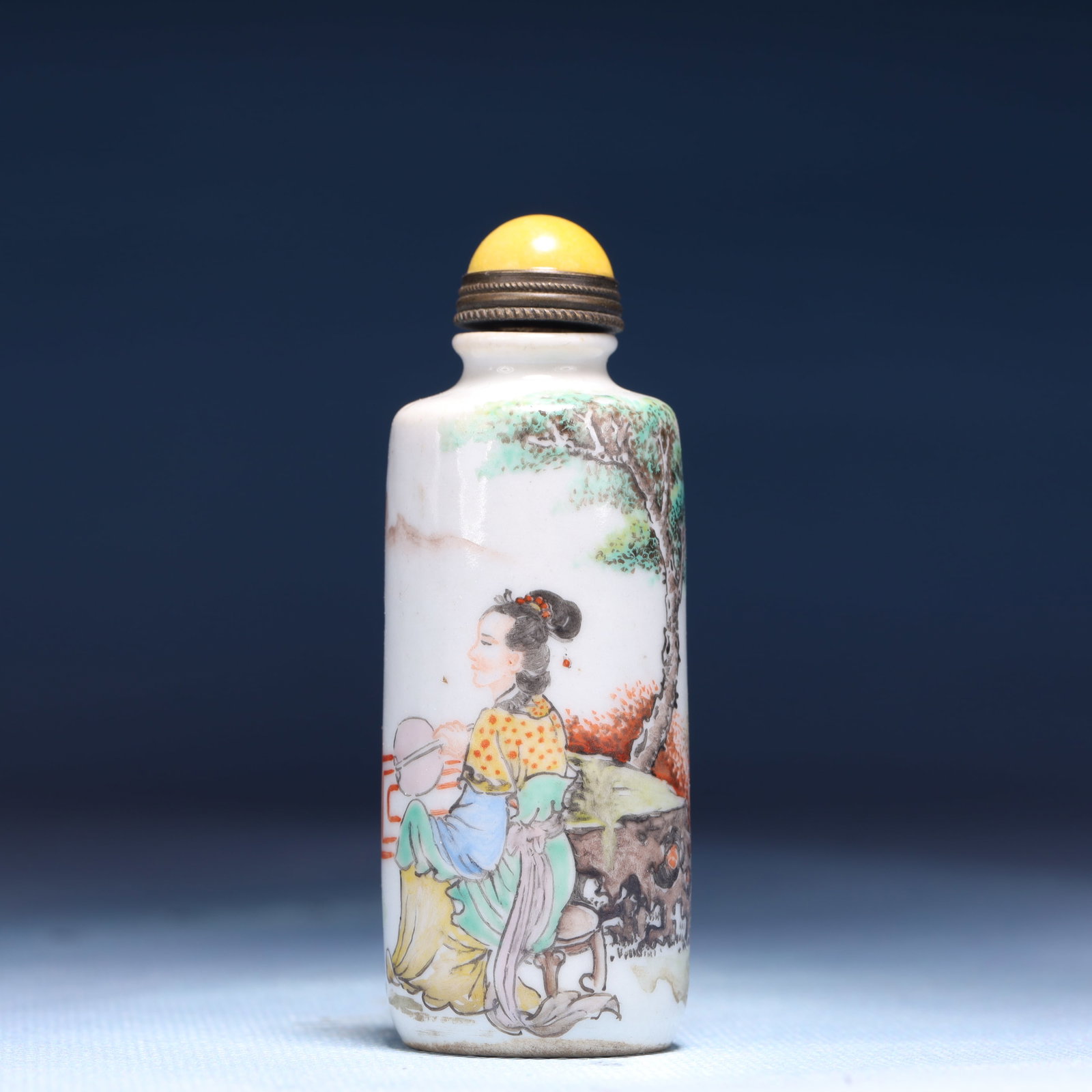 An Exquisite Light Crimson Color Character and Story Pattern Snuff Bottle: An Exquisite Light Crimson Color Character and Story Pattern Snuff Bottle,Qing Dynasty,China,Qianlong Four-character Mark,Size:1.6inx1.2inx3.1in,Weight:38g 浅绛彩人物
