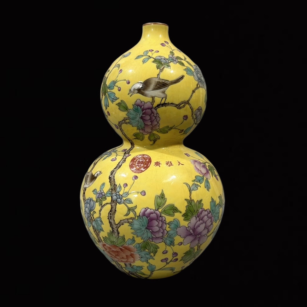An Exquisite Famille-Rose Flower and Bird Pattern Gourd-Shaped Vase (1 of 7)