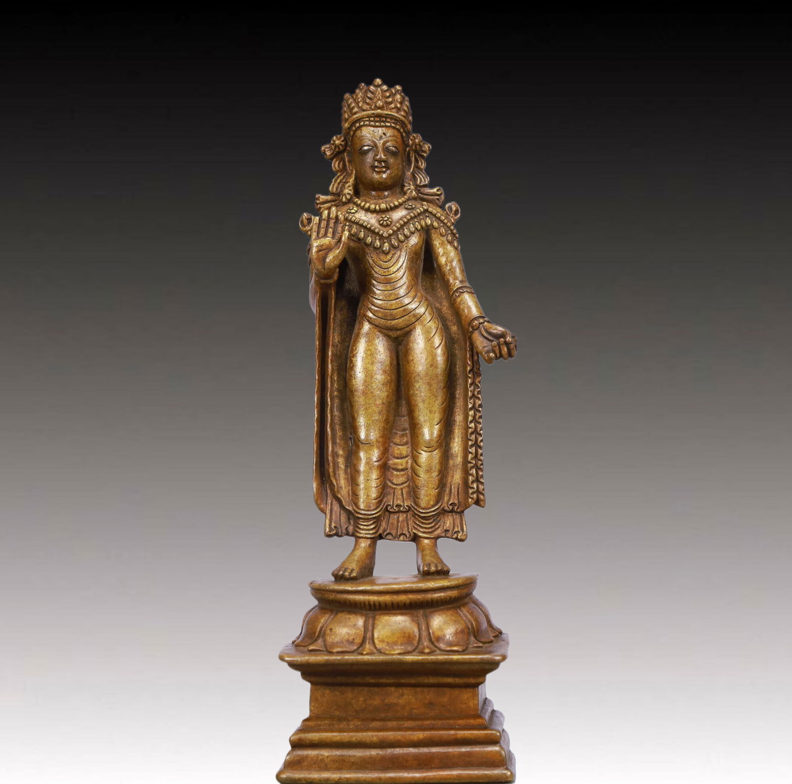 A Solemn Bronze Buddha Statue: A Solemn Bronze Buddha Statue, Qing Dynasty, China, Size:6.5x4x8.5in, Weight:200g 铜佛像,中国清代