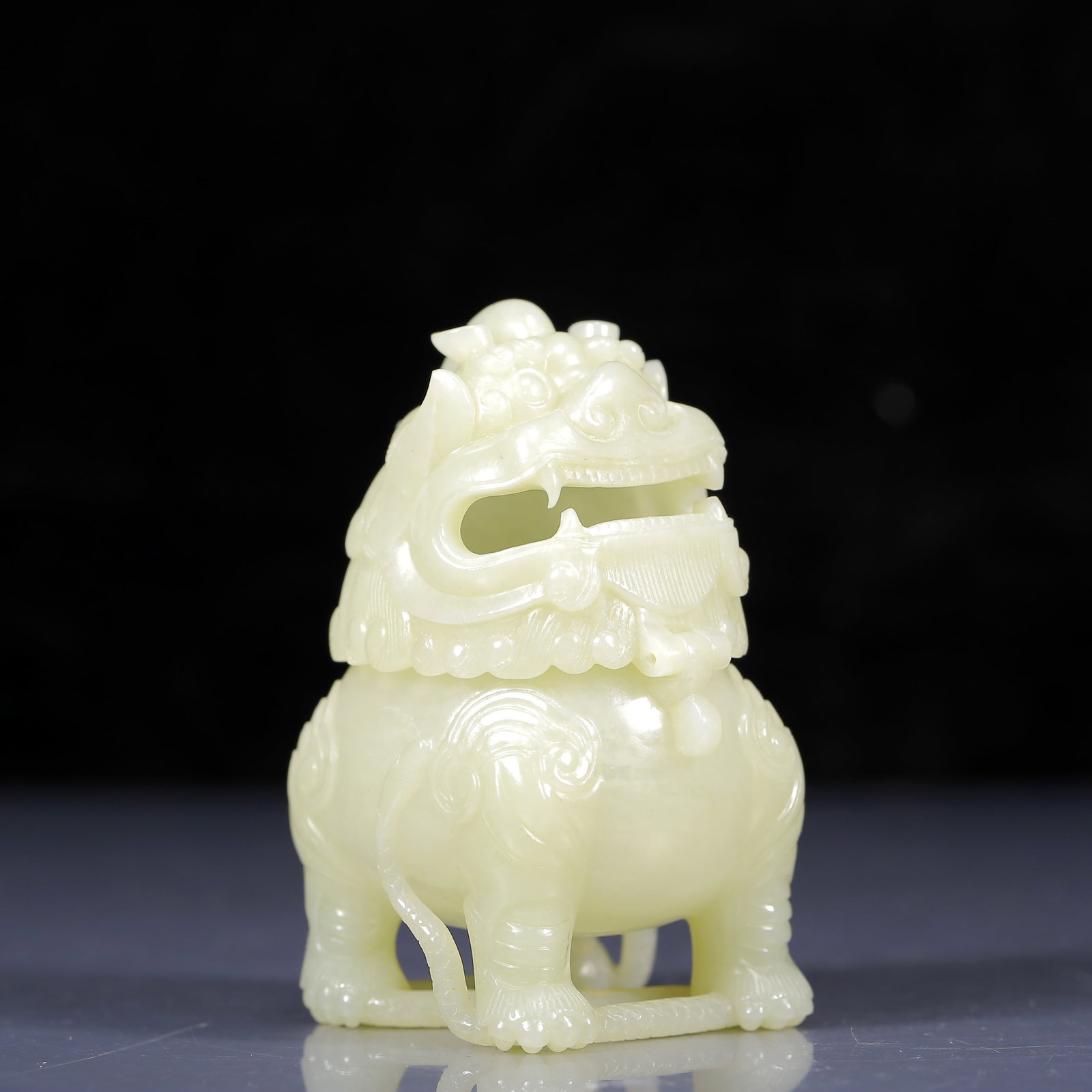 An Exquisite White Jade Lion Censer: An Exquisite White Jade Lion Censer,Qing Dynasty, China,Size:2.4inx3.5in,Weight:140g 白玉狮子香炉，清代