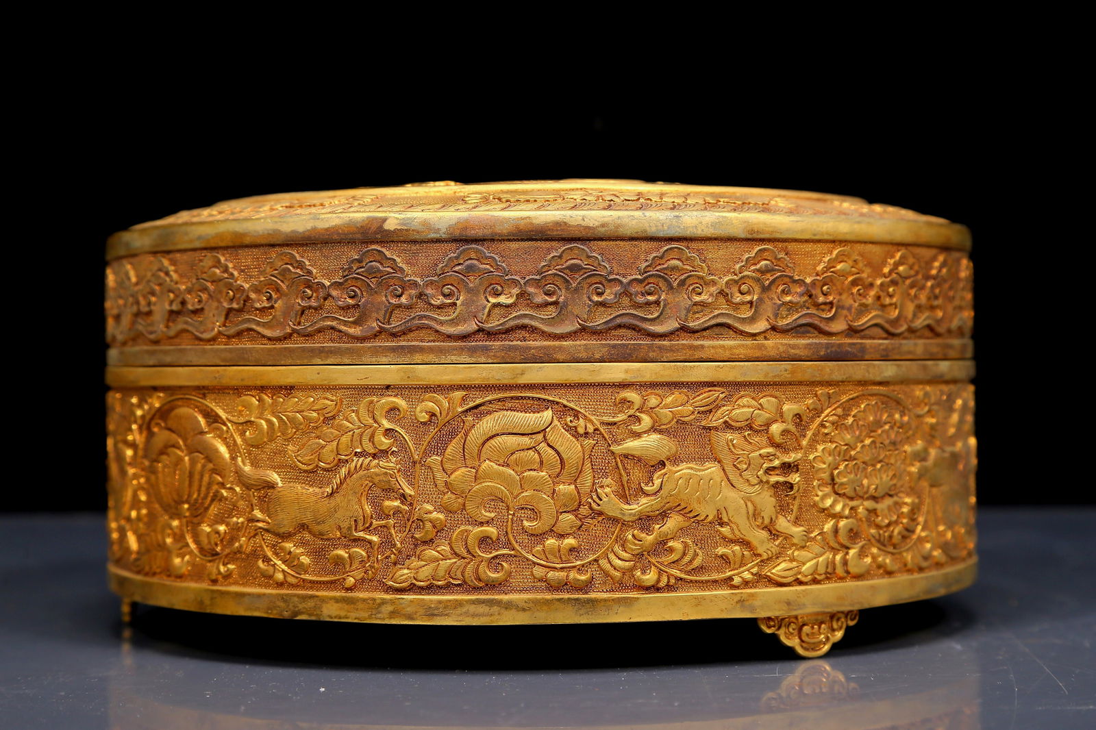 An Exquisite Gilt Bronze Dragon Pattern Box - 2