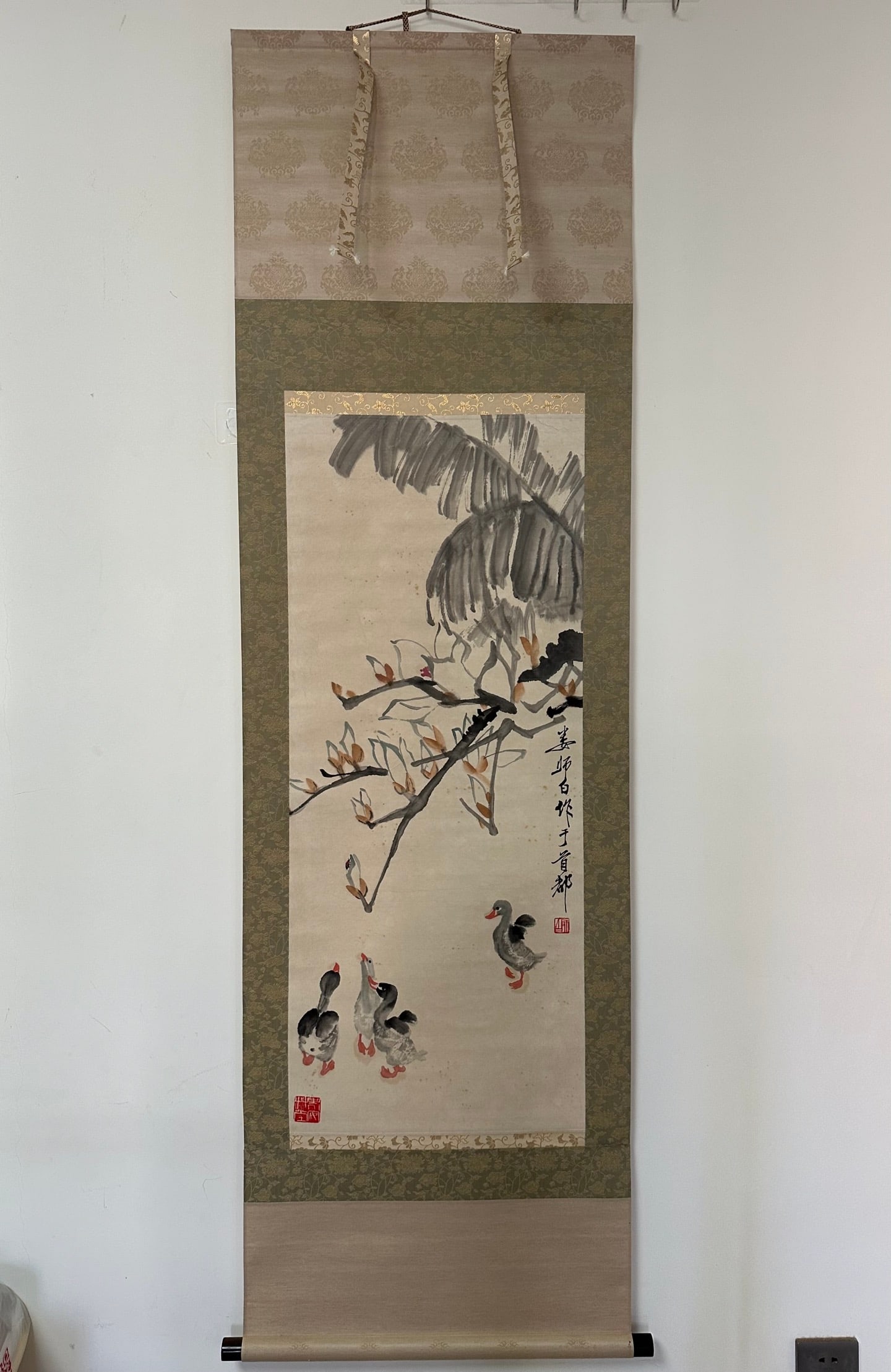 A Chinese Vertical Scroll Ink Painting of Duck on Paper: A Chinese Vertical Scroll Ink Painting of Duck on Paper,Lou Shibai,Size:15.7inx38.2in 一幅中国水墨鸭画立轴,娄师白