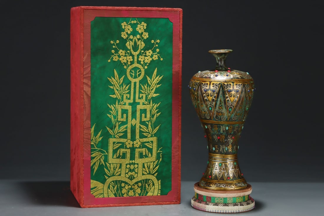 An Exquisite Bronze Inlaid Gold and Silver Beast-Face Pattern Vase,with Inscription,Inlaid Gems: An Exquisite Bronze Inlaid Gold and Silver Beast-Face Pattern Vase,with Inscription,Inlaid Gems,Size:12.3inx6.2in,Qing Dynasty,China 铜错金银兽面纹瓶,&#