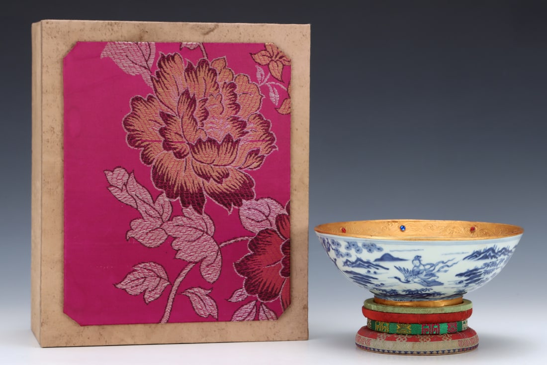 An Exquisite Blue and White Cover with Gold Figure and Story Pattern Bowl: An Exquisite Blue and White Cover with Gold Figure and Story Pattern Bowl,Ming Dynasty,China,Xuande Six-Character Mark,Size:3inx8in 