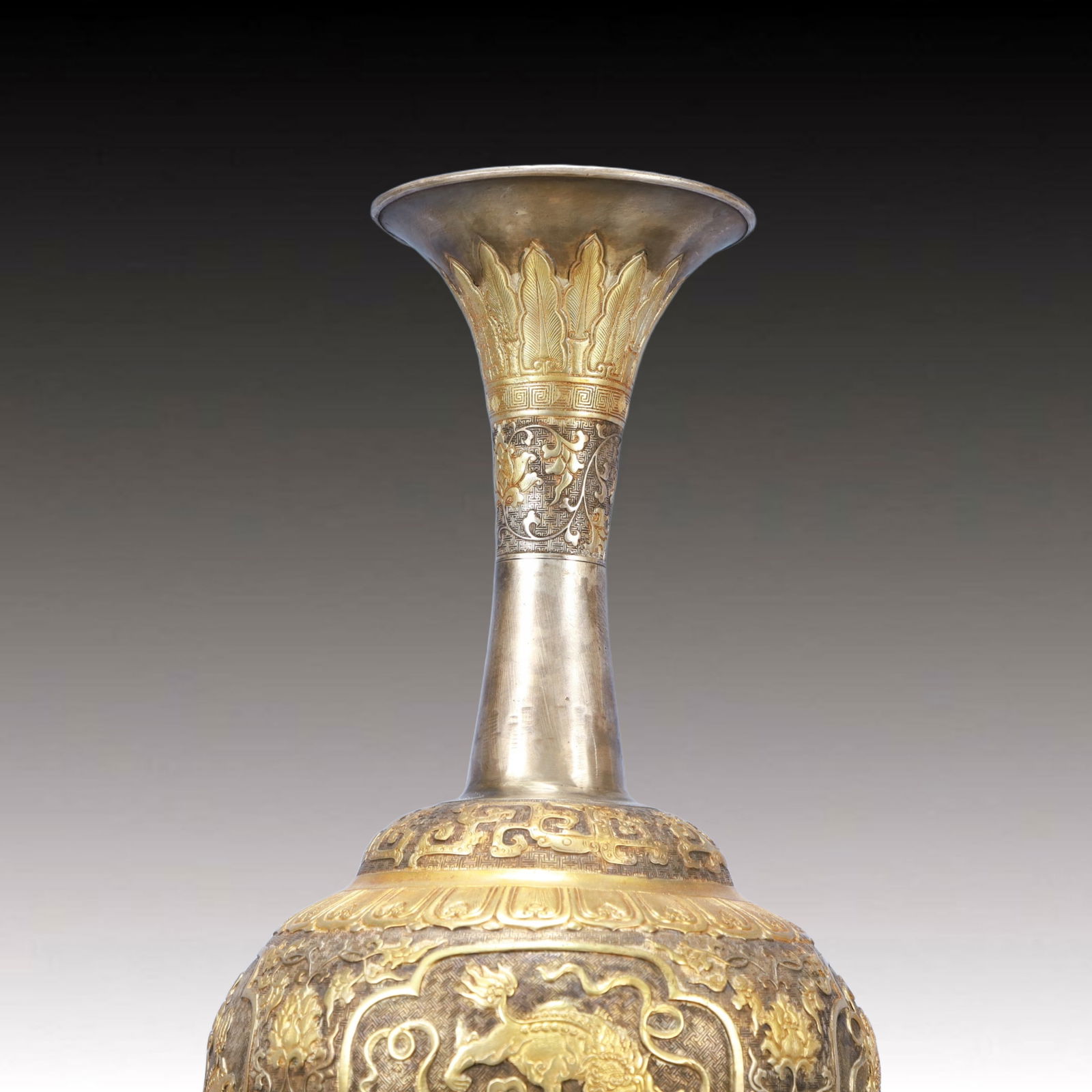 A Huge Gilt Silver Lion Pattern Vase - 2