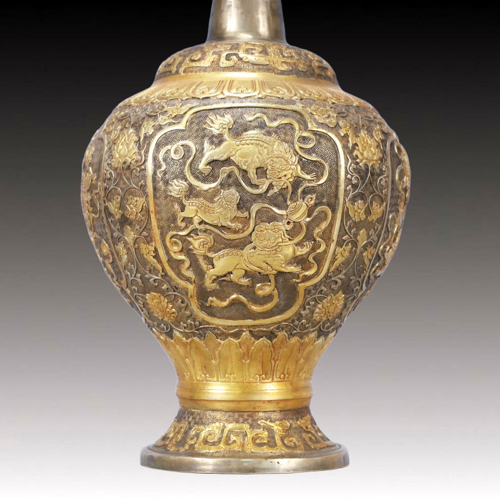 A Huge Gilt Silver Lion Pattern Vase - 3