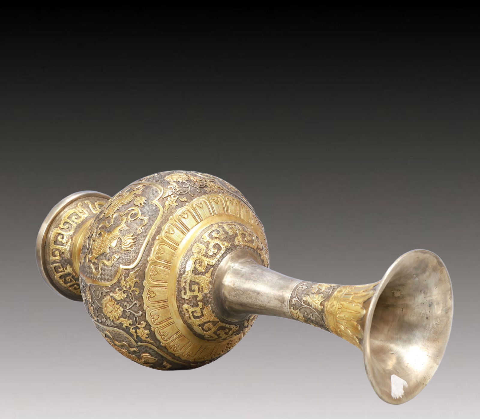 A Huge Gilt Silver Lion Pattern Vase - 7