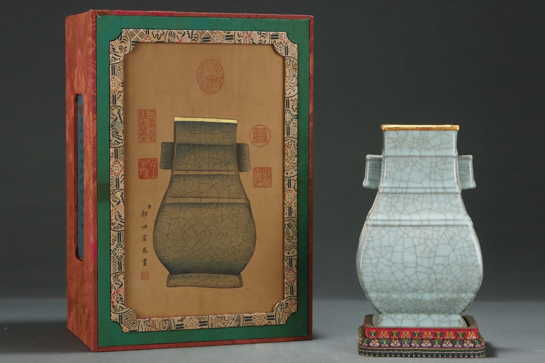 An Exquisite Guan yao Cover with Gold Double-Ears Vase: An Exquisite Guan yao Cover with Gold Double-Ears Vase,Song Dynasty,China,Size:9.6inx5.8in 官窑包金双耳瓶,中国宋代
