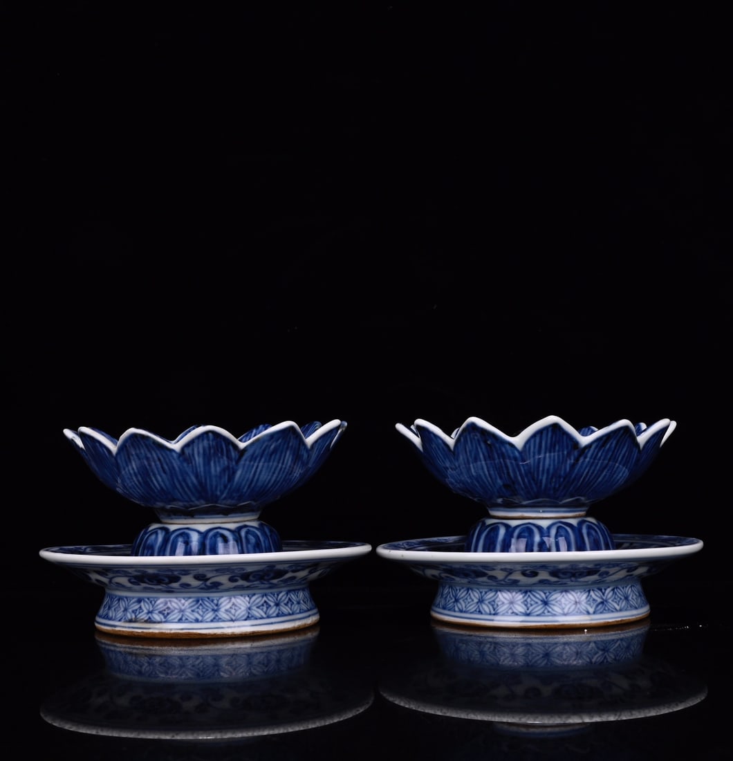 A Pair of Exquisite Blue and White Seawater Pattern Cups: A Pair of Exquisite Blue and White Seawater Pattern Cups,with Plate,Ming Dynasty,China,Xuande Six-character Mark,Size:(Plate)2inx5.9in,(Bowl)1.8inx1.2ins 一对精美的༡