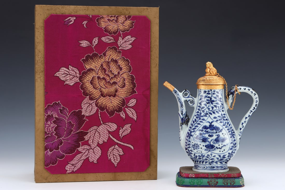 An Exquisite Blue and White Cover with Gold Flower and Mandarin Duck Pattern Ewer: An Exquisite Blue and White Cover with Gold Flower and Mandarin Duck Pattern Ewer,Yuan Dynasty,China,Size:10inx8.5in 青花包金花卉鸳鸯纹执