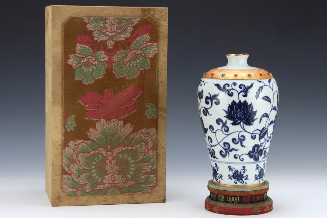 An Exquisite Blue and White Cover with Gold Lotus Pattern Vase: An Exquisite Blue and White Cover with Gold Lotus Pattern Vase,Ming Dynasty,China,Xuande Six-Character Mark,Size:9.9inx5.9in 青花包金缠枝莲纹瓶,&#