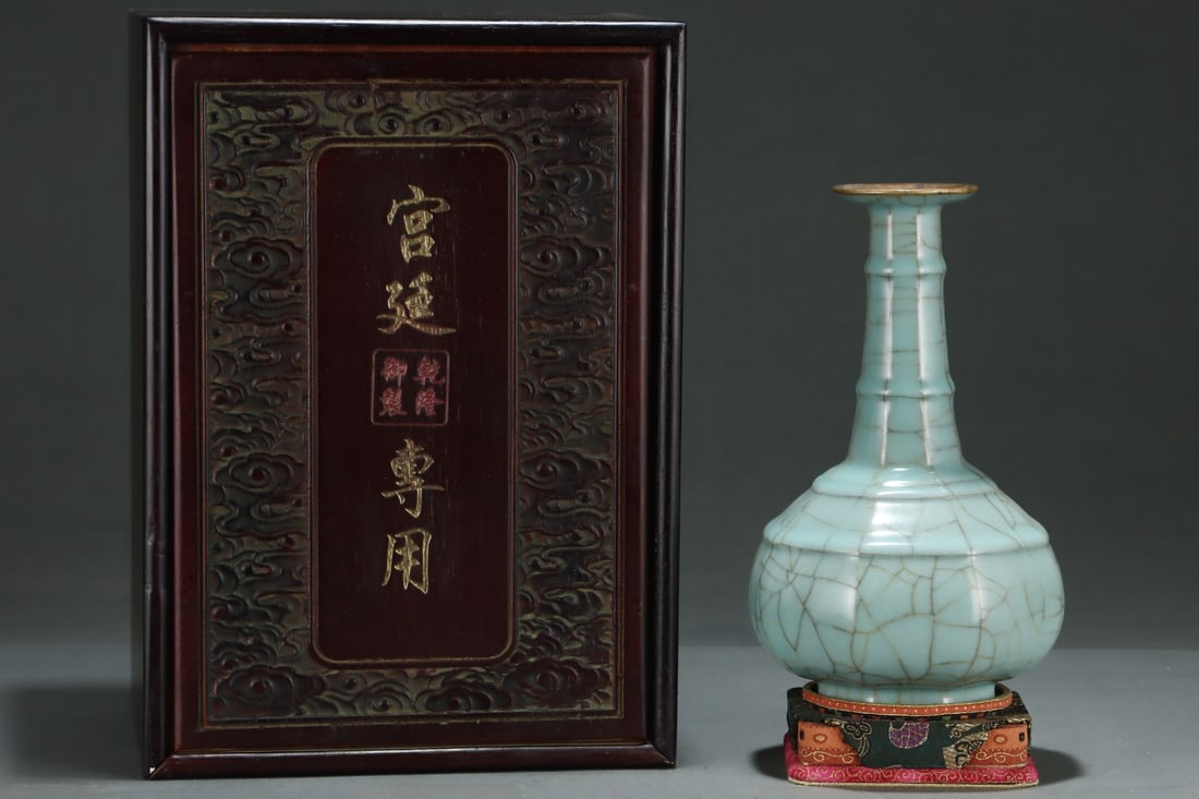 An Exquisite Guan yao Cover with Gold Vase,with an Imperial Poem by Emperor Qianlong: An Exquisite Guan yao Cover with Gold Vase,with an Imperial Poem by Emperor Qianlong,Song Dynasty,China,Size:9.6inx6.1in 官窑包金瓶,带乾隆御ག