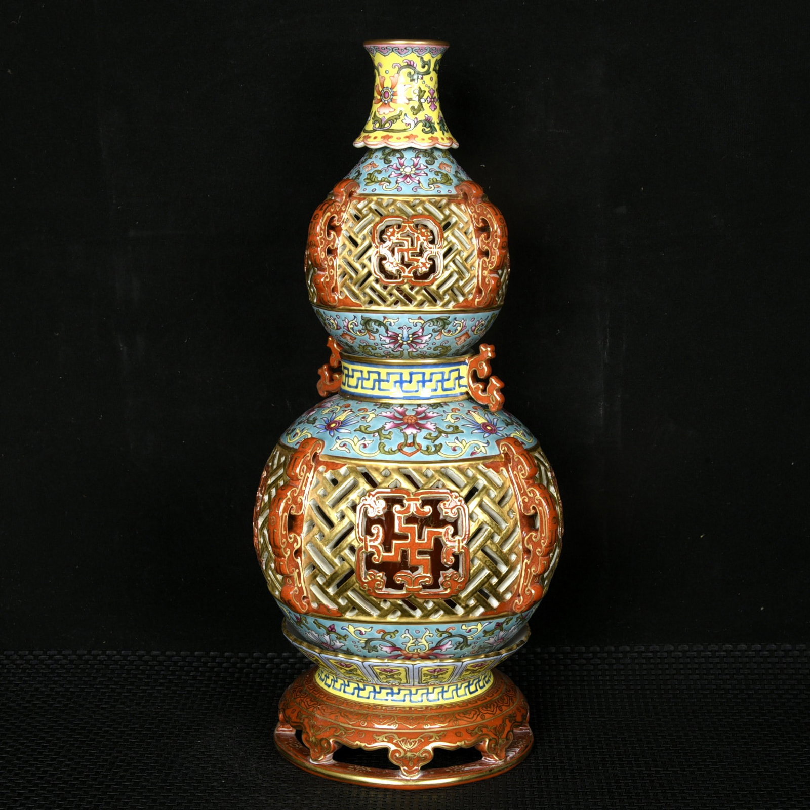 A Rare Enamel Painted Gold Lotus Pattern Gourd-Shaped Vase: A Rare Enamel Painted Gold Lotus Pattern Gourd-Shaped Vase,Qing Dynasty,China,Qianlong Six-character Mark,Size:13.8inx7.5in 珐琅彩描金缠枝莲纹!