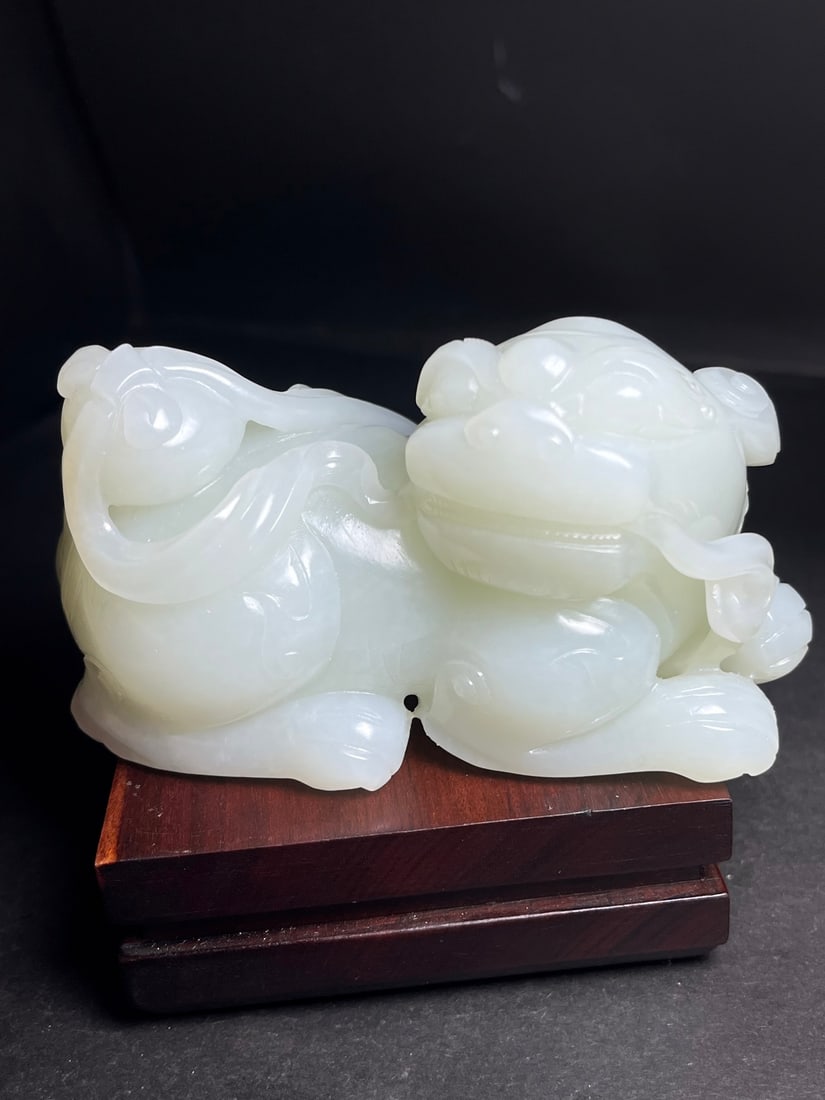 An Exquisite White Jade Lion Hand Piece (1 of 7)