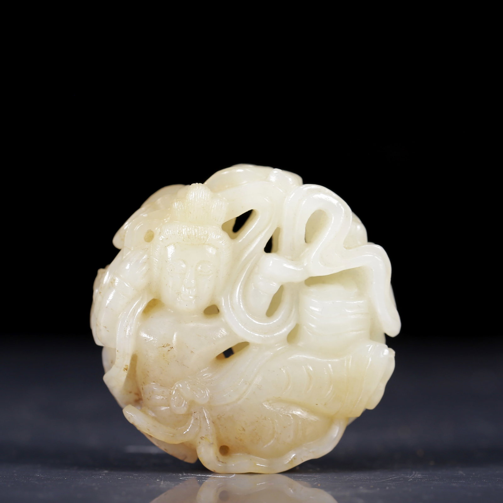 An Exquisite White Jade Figure Pattern Pendant: An Exquisite White Jade Figure Pattern Pendant,Qing Dynasty, China,Size:2.2inx0.8in,Weight:95g 白玉人物纹挂件，清代